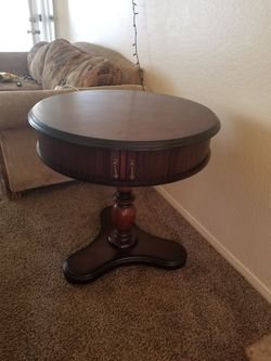 heavy duty livingroom end table very nice good condition