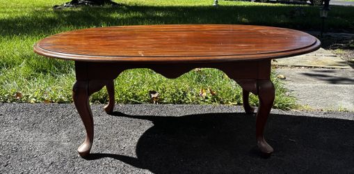Traditional Cherry Wood Oval Coffee Table with Queen Anne Legs