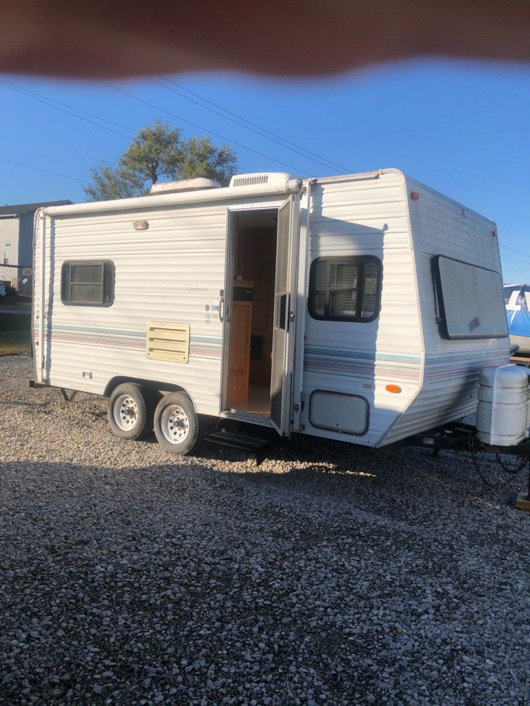 1997 Nomad 19 foot everything works sleeps five and bunk in front dinette turns into bed twin size bed and back next to bathroom with door and stand