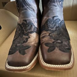  Beautiful Floral Western Boots - Semi new 