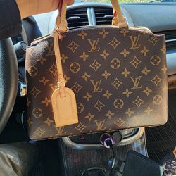 Louis Vuitton Petite Bag 