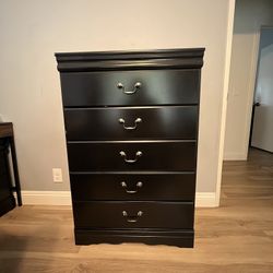 Black 5-Drawer Dresser – Good Condition, Spacious Storage
