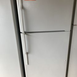 White Refrigerator Ge Excellent Condition