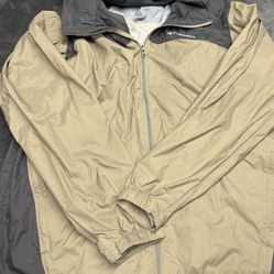 Columbia Men’s Large Rain Jacket with Fold Away Hood!  
