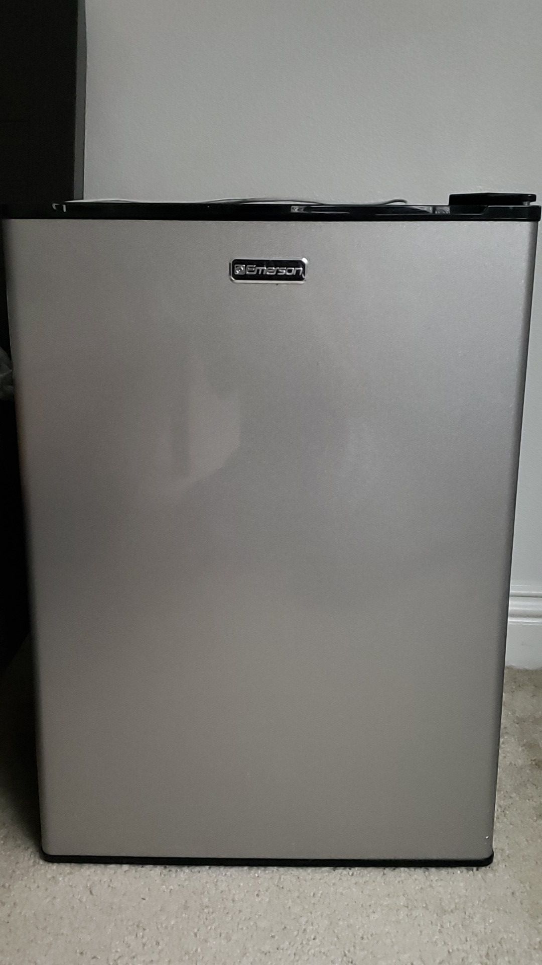 Emerson mini fridge 2.7.
