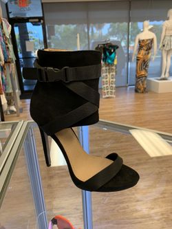 Black heel lock size 5-10 AVAILABLE