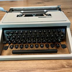 1970s Vintage Olivetti Underwood Letters 31 Typewriter, Case And Instructions 