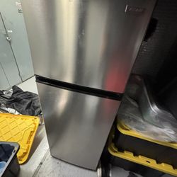 Vissania 7.2 cu. ft. Top Freezer Refrigerator in Fingerprint Resistant Stainless Steel