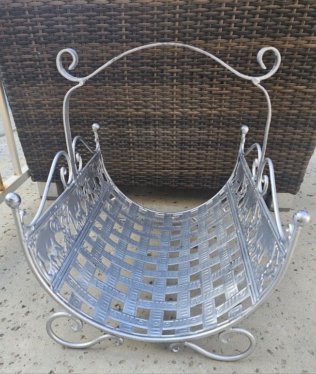 SILVER TOWELS/ MAGAZINES RACK