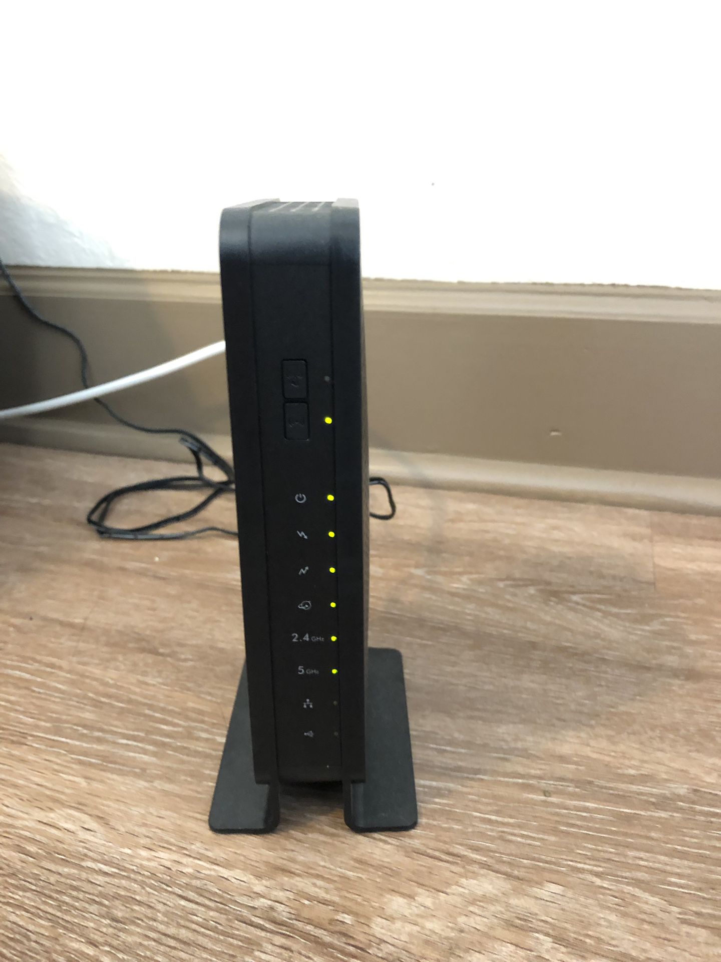 MOING SALE- NETGEAR Dual-Band N600 WiFi cable modem router