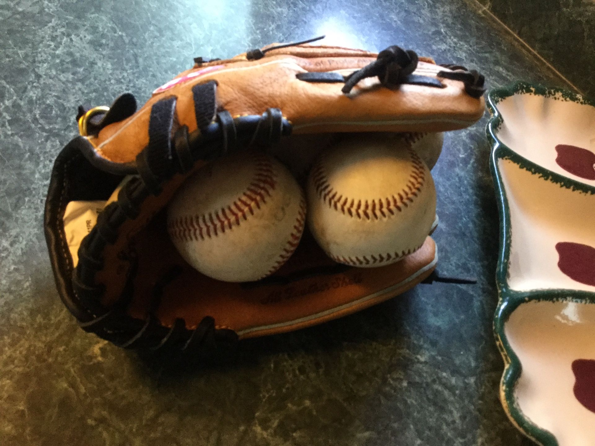 RAWLINGS-ALEX-RODRIGUEZ-RBG11PR-RH-11-Youth-Leather-Baseball-Glove new and five baseballs.