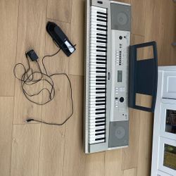 Yamaha Keyboard Silver