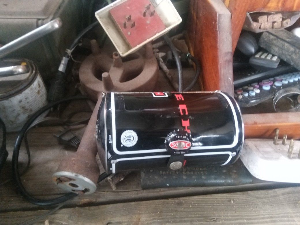 It Opens Up It Store Stuff In It I Don't Know What It's For 50 Bucks Is Nice