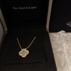 NWT Van Cleef & Arpels Necklace white w/ yellow gold