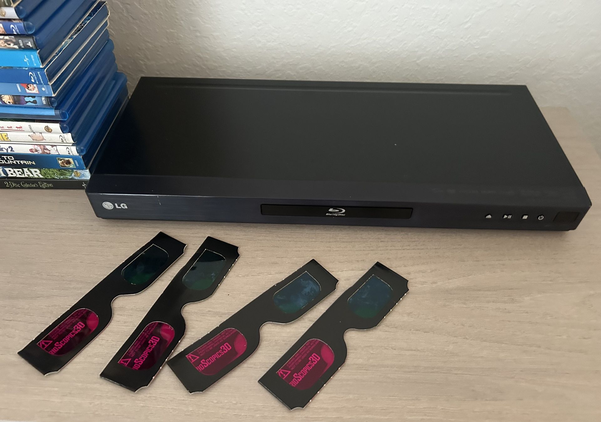 LG Blue-Ray DVD Player with 100+ Movies (2D & 3D)