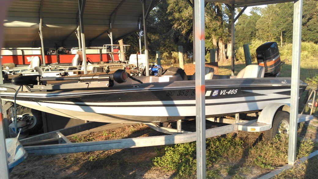 Photo Hydra Sport bass boat with 90 hp Mariner.