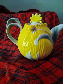 Sunflower tea pot