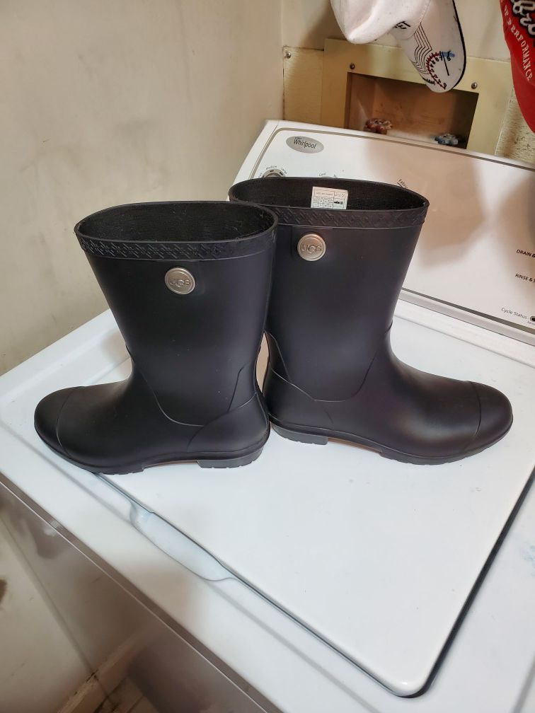 Ladies 7 rubber rain boots