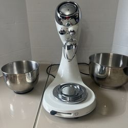 VTG Sunbeam 2350 Mixmaster Heritage Series White Stand Mixer w/ 2 Bowls 1 Beater. Used in very good condition and fully functional. It comes with 2 bo
