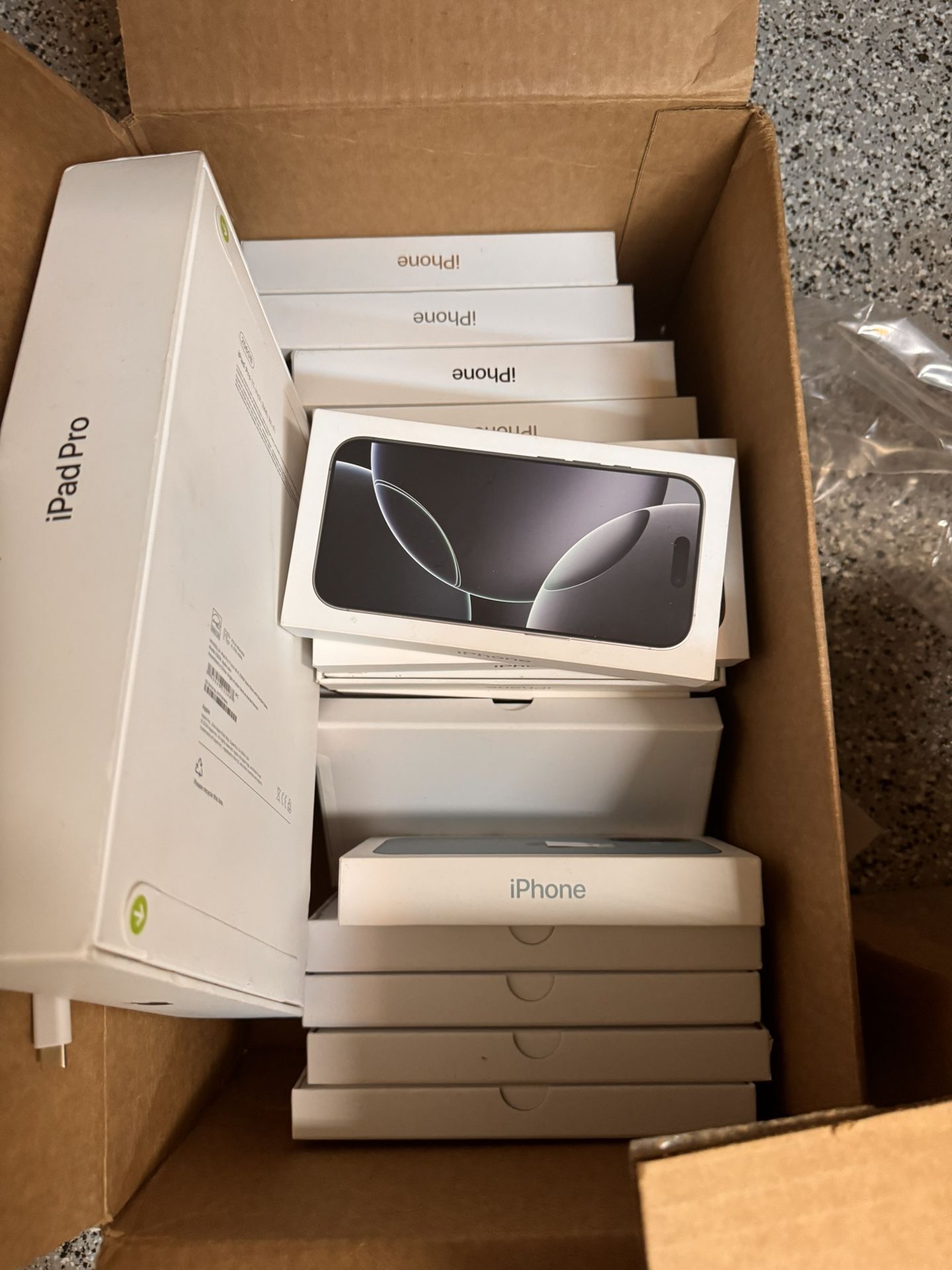 Iphone-iPad-gaming-macbook -apple Watch And More We have Alarge devices Form iPhone X model to iphone 16pm Unlocked or carrier locked (att-T Mobille