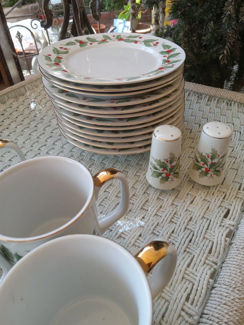 Holly Dessert Plates & Acces $40.