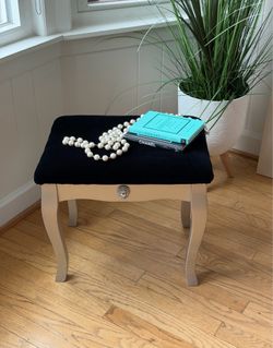 PRETTY SMALL BENCH/VANITY