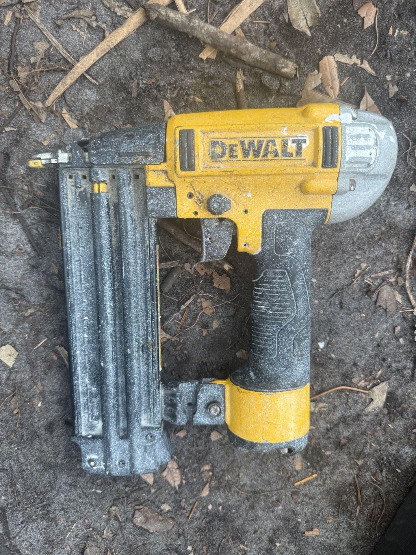 DeWalt Precision Point Brad Nailer DWFP12233