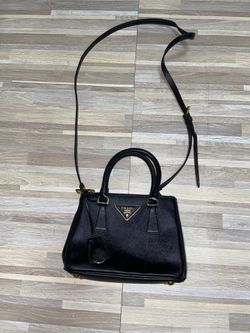 PRADA: Galleria bag in saffiano leather - Black