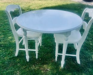 Pottery Barn Kids Finley Table  w 2 matching Chairs! Sells for over $400  currently!