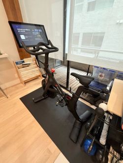 Excellent condition Peloton bike