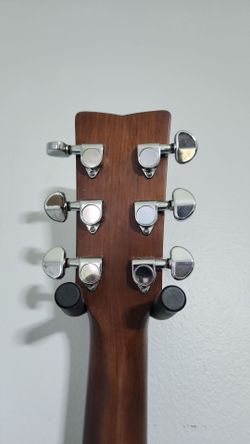 Yamaha steel-string guitar/ Guitarra Yamaha de cuerdas de acero.