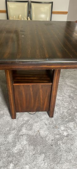 Free dining table