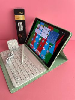Apple IPad 8th Generation (10.2” Retina /Latest iOS 26/ 2020 model) 32GB with stylus pen, keyboard & Accessories