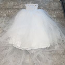 Never Worn Wedding Dress W/ Beautiful Long Train 