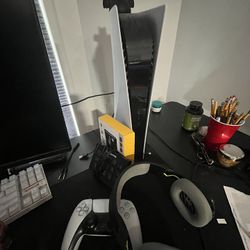 Ps5 with 1 controller, 1 head set, 1 hyper mic with arm stand, stream deck and 4k HDTV video capture
