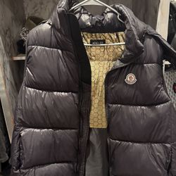 New Large/XL Puffer Vest With Matching Hat 