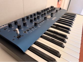 Modal Electronics Cobalt8 37-key 8-voice Extended Virtual Analog Synthesizer