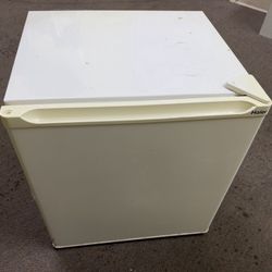 Haier 1.7 Cu Ft Mini Refrigerator 