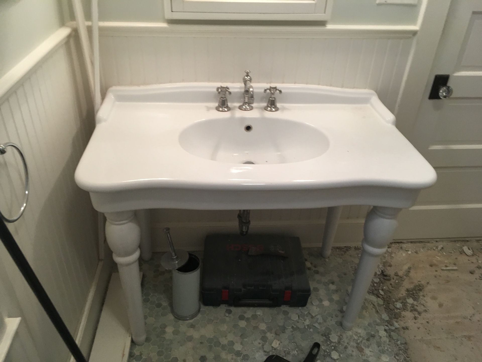 Bathroom sink in good condition , replacing with vanity cabinet