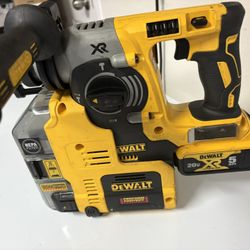 DEWALT DCH273P2DHO 1” L-SHAP SDS ROTARY HAMMER WITH DUST EXTRACTOR WITH 5AH BATTERY.