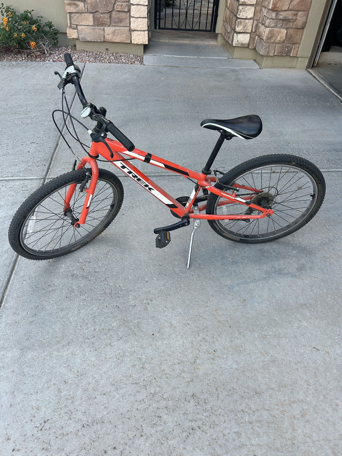Trek MT200 24” Kids Mountain bike