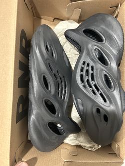 Yeezy foam rnnr size 5 / 7w