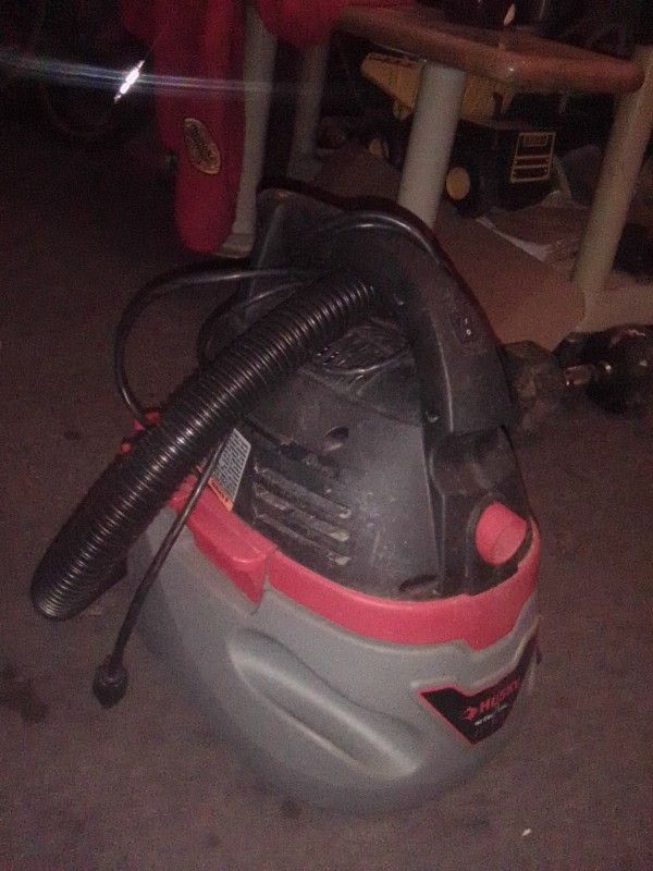 2.5 Gallon Shop Vac Vacuum Cleaner Used But Works Like New Not Asking Much Just Need Gone Lemme Know Asap