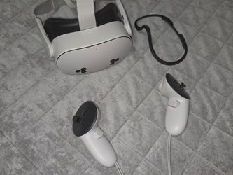 Meta Quest 3 VR Headset with Controllers