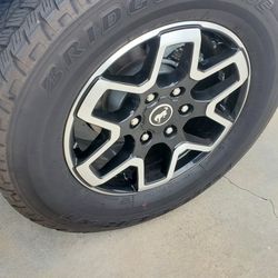 2025 Ford BRONCO Outerbanks rim and tires.