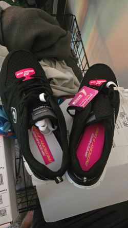 Sketchers size 9 tennis shoes never warn in box tags on