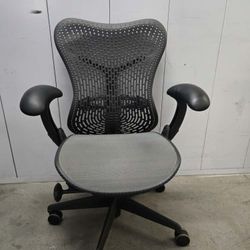 Herman Miller Mirra $ 250
