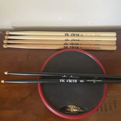 Outlander offworld percussion practice pad with three vic firth drumsticks