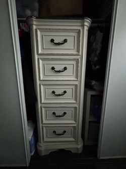 Dresser/armoire