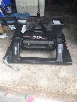 Airbox fifth wheel hitch